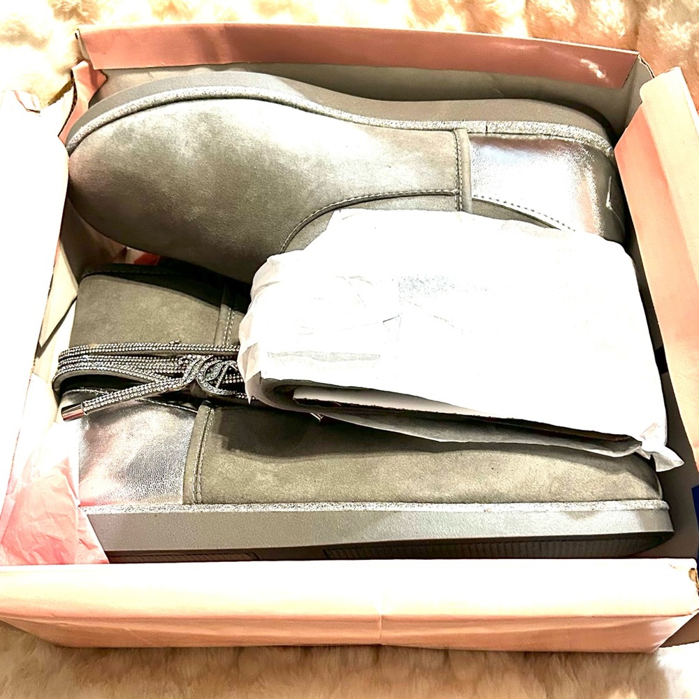 NEW Juicy Couture faux fur Kandar Grey Silver Ankle Boots women’s size 9 - Picture 3 of 13
